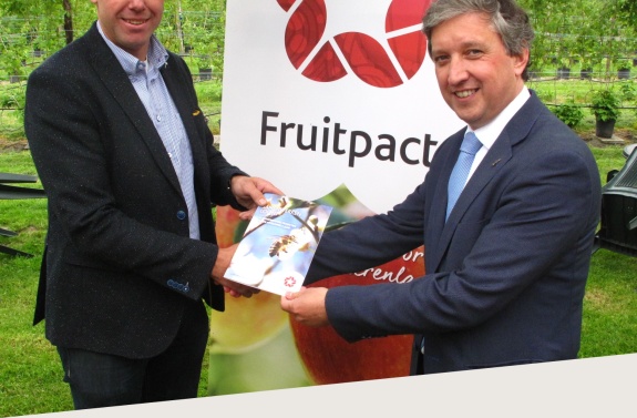 Overhandiging Fruitpact magazine 20160520-2.jpg