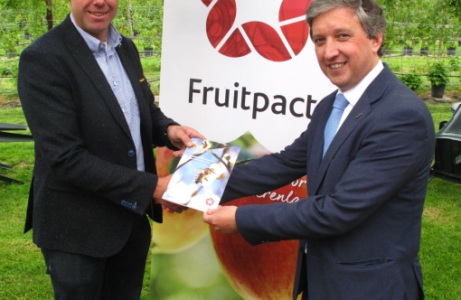 Overhandiging Fruitpact magazine 20160520-2.jpg